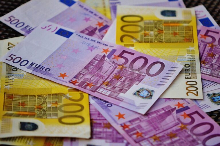 Contratto scuola: 143 euro lordi ai docenti, cosa cambia
