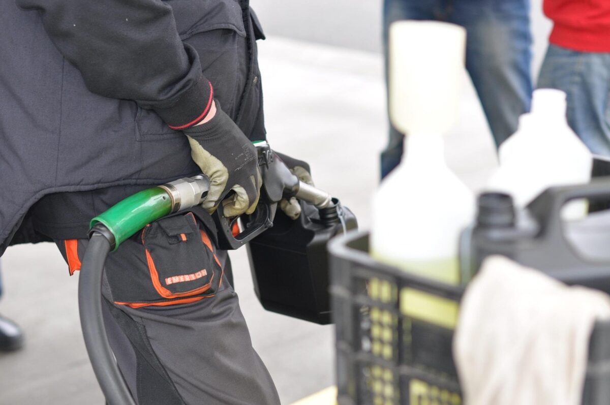 Rincari carburanti e tensioni energetiche: il peso del greggio sull’economia italiana